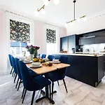 Luxury Travel Emporium Yo1 - Exquisite 400 Year Old, Centre Townhouse Дом отдыха Йорк