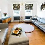 Дом отдыха Luxury Travel Emporium Yo1 - Exquisite 400 Year Old, Centre Townhouse *