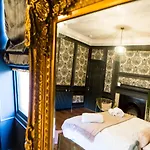 Дом отдыха Luxury Travel Emporium Yo1 - Exquisite 400 Year Old, Centre Townhouse Йорк