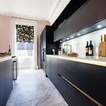 Дом отдыха Luxury Travel Emporium Yo1 - Exquisite 400 Year Old, Centre Townhouse Йорк