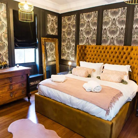 Nyaraló Luxury Travel Emporium Yo1 - Exquisite 400 Year Old, Centre Townhouse