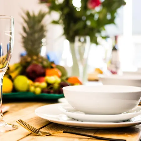 Nyaraló Luxury Travel Emporium Yo1 - Exquisite 400 Year Old, Centre Townhouse