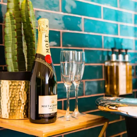 Nyaraló Luxury Travel Emporium Yo1 - Exquisite 400 Year Old, Centre Townhouse York