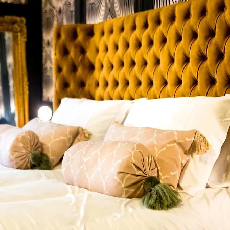 Nyaraló Luxury Travel Emporium Yo1 - Exquisite 400 Year Old, Centre Townhouse *