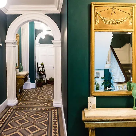 Дом отдыха Luxury Travel Emporium Yo1 - Exquisite 400 Year Old, Centre Townhouse Йорк